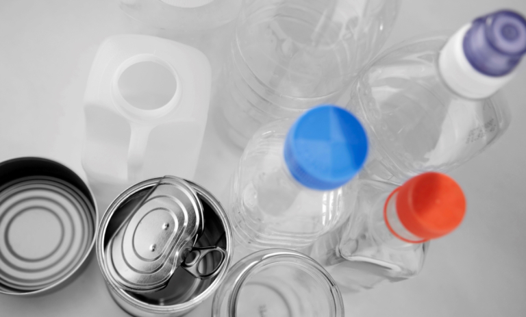 Bilde av plastflasker og hermetikkbokser