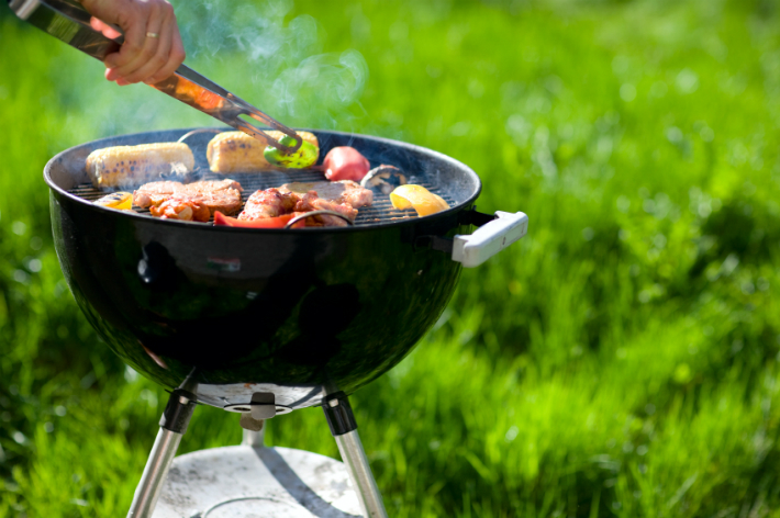 Bilde av grillmat på kulegrill